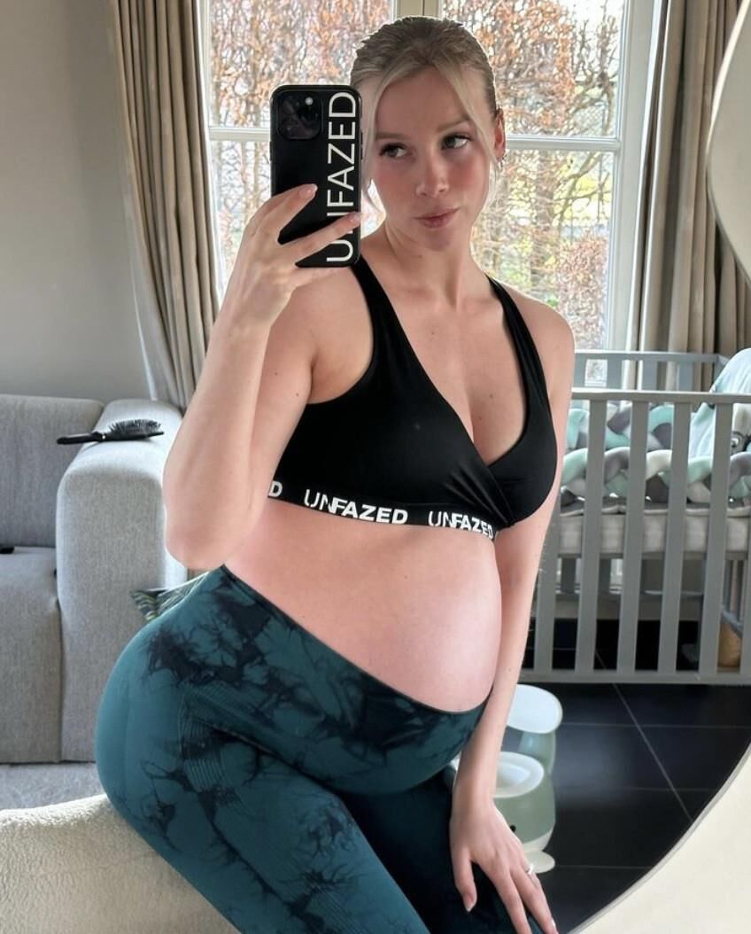 Perfection enceinte blonde.