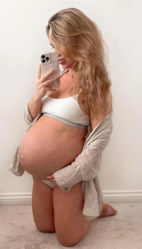 Perfection enceinte blonde.