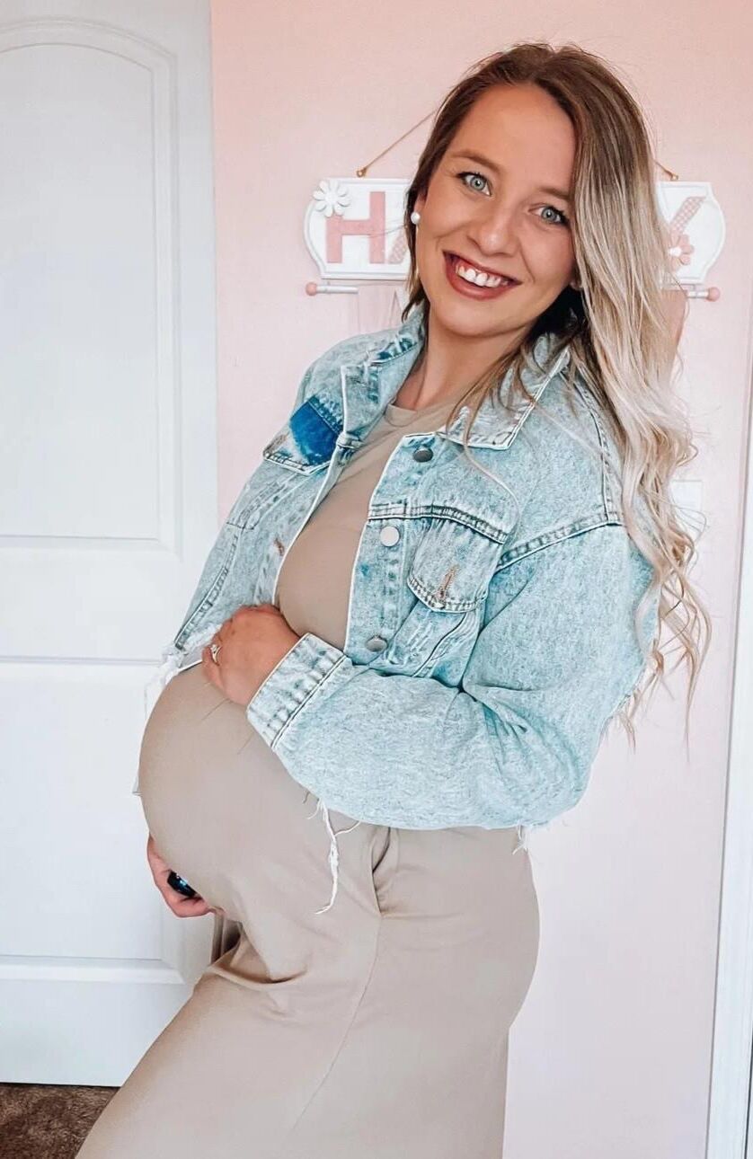 Perfection enceinte blonde.