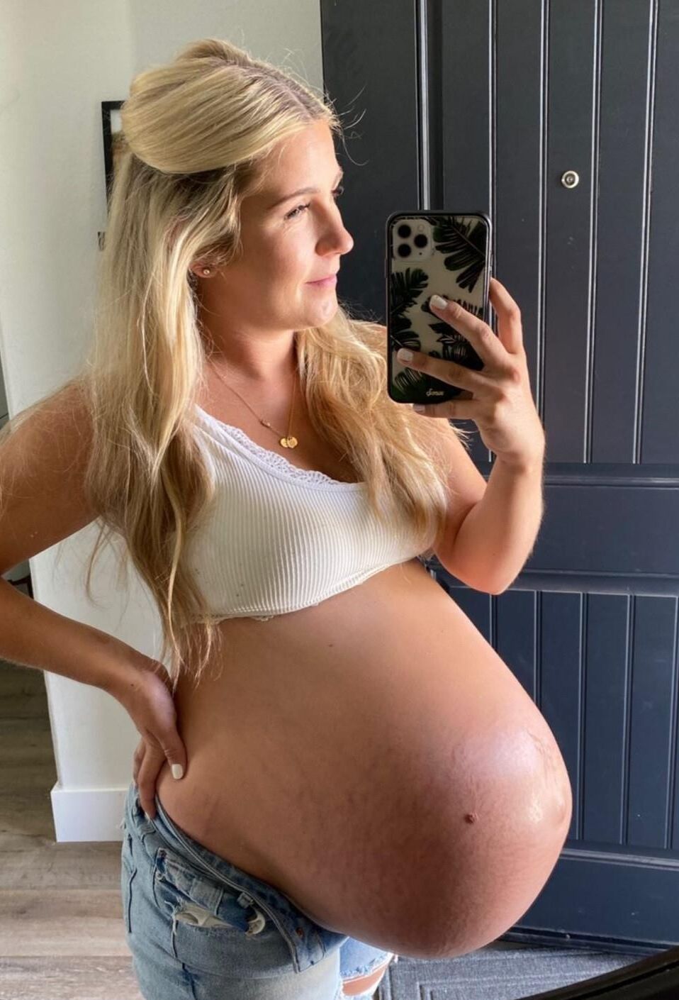 Perfection enceinte blonde.