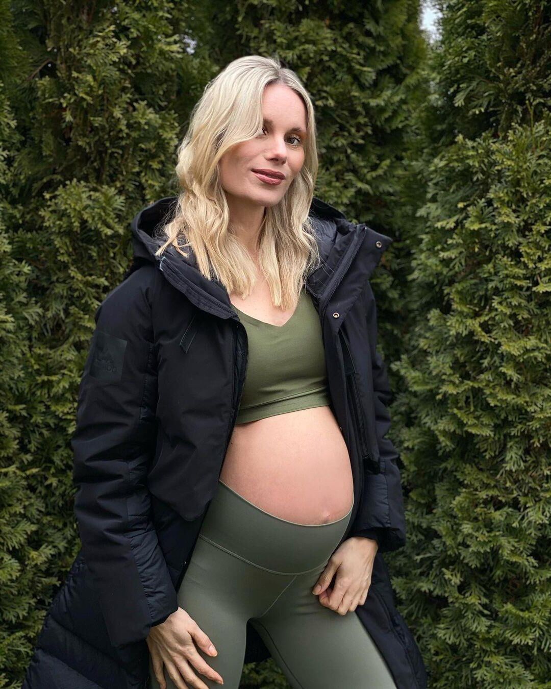 Perfection enceinte blonde.