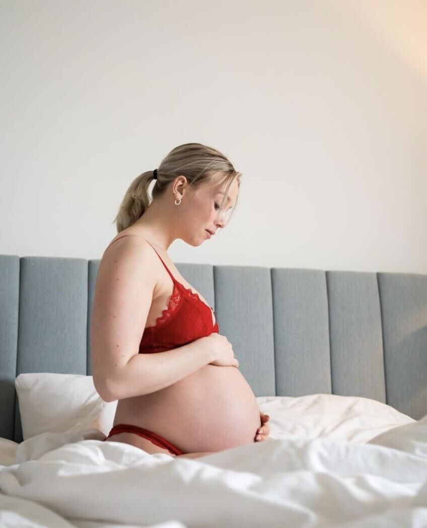 Perfection enceinte blonde.