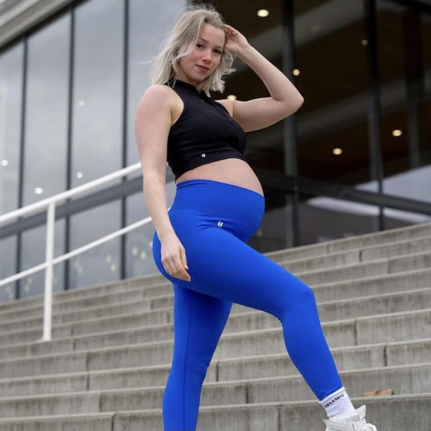 Perfection enceinte blonde.