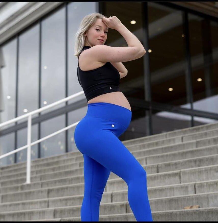 Perfection enceinte blonde.