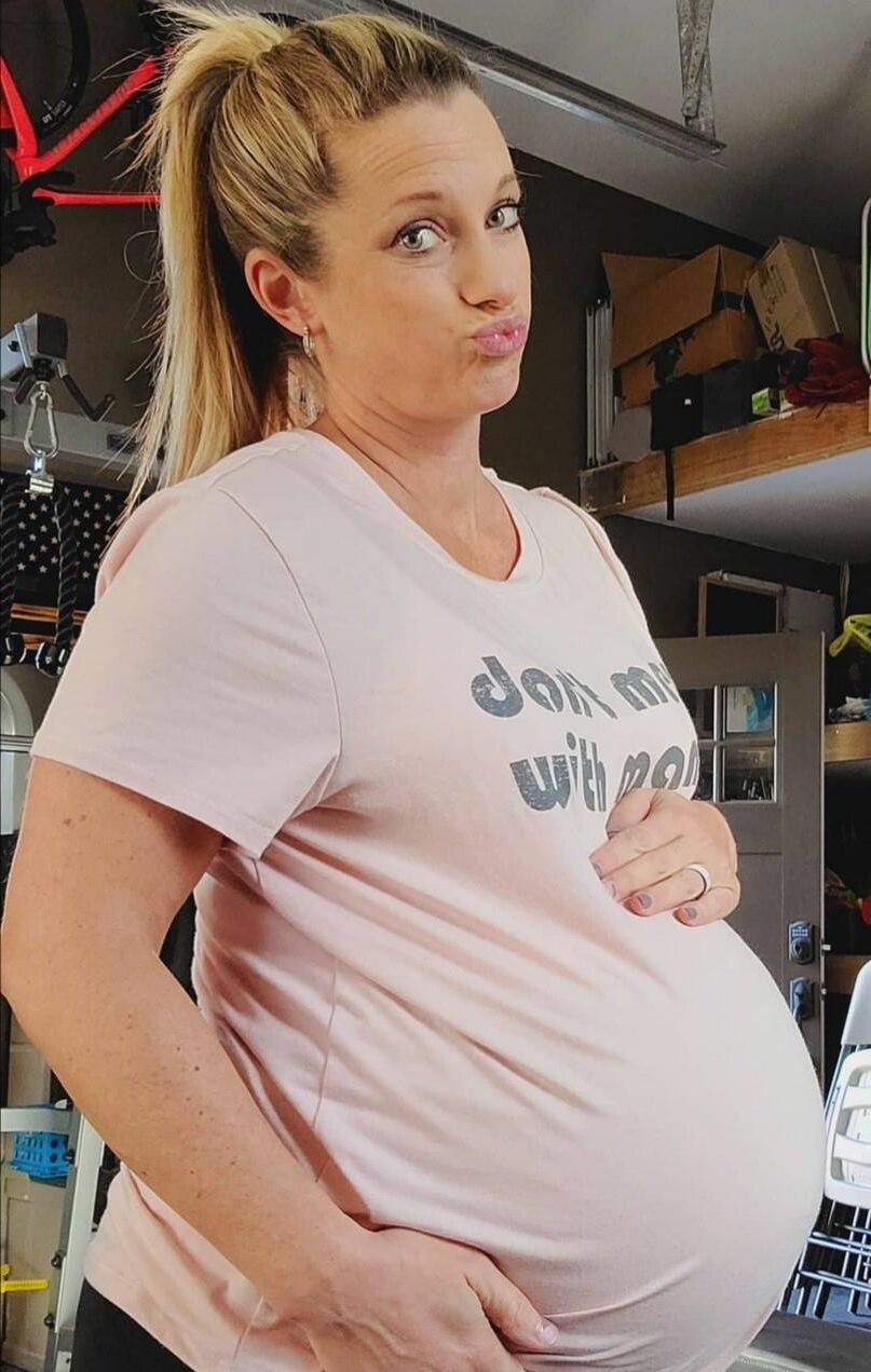 Perfection enceinte blonde.