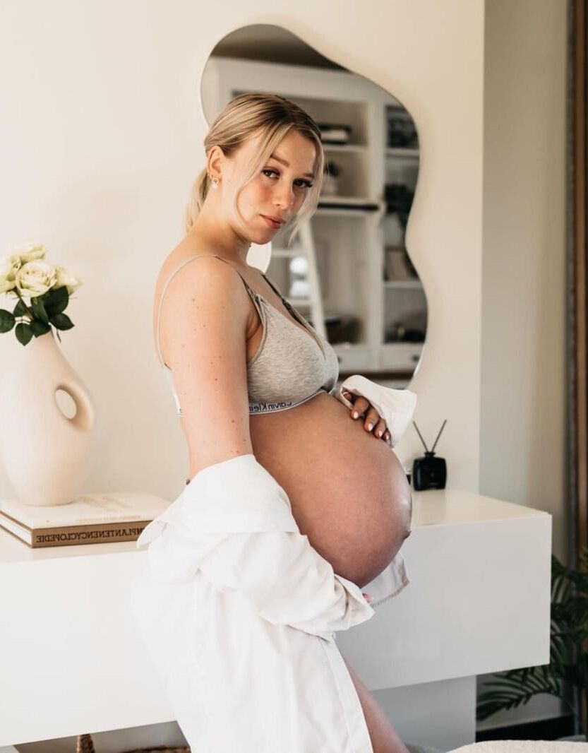 Perfection enceinte blonde.