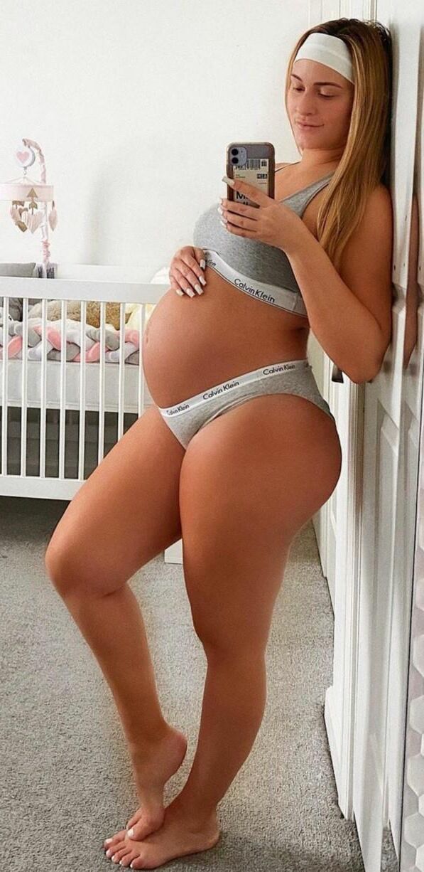 Perfection enceinte blonde.