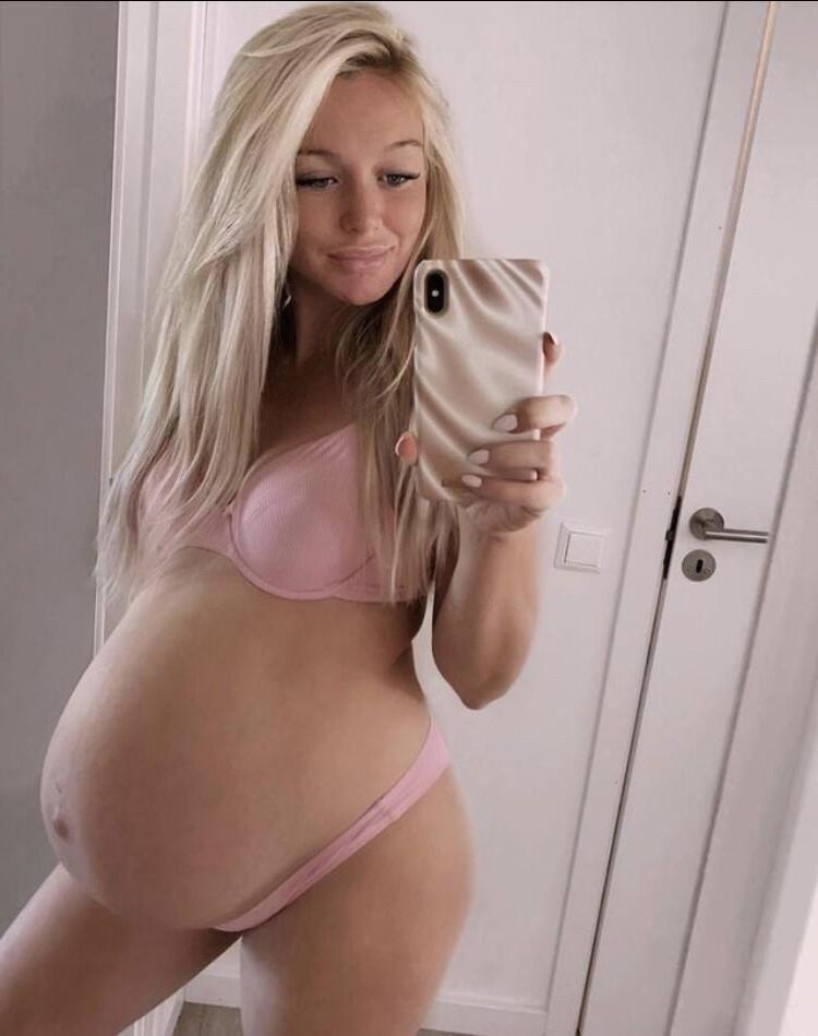 Perfection enceinte blonde.