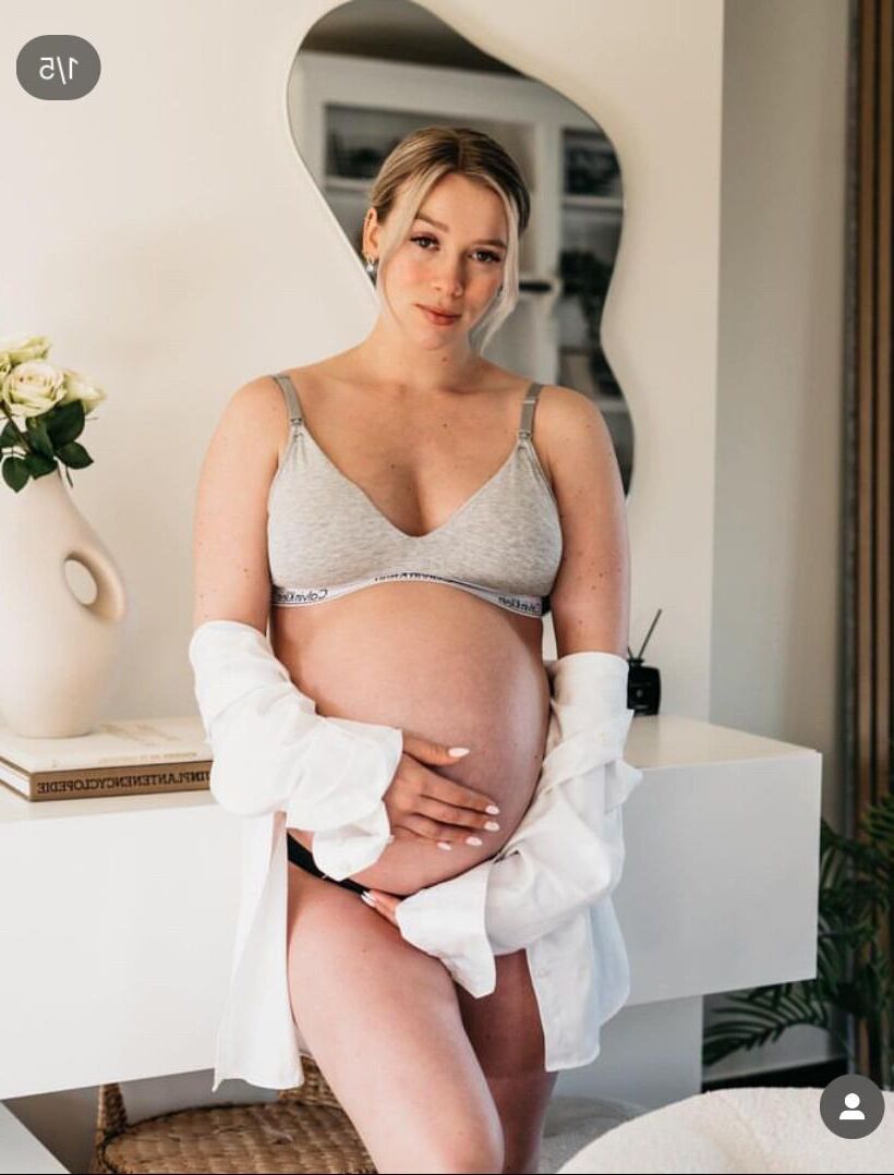 Perfection enceinte blonde.