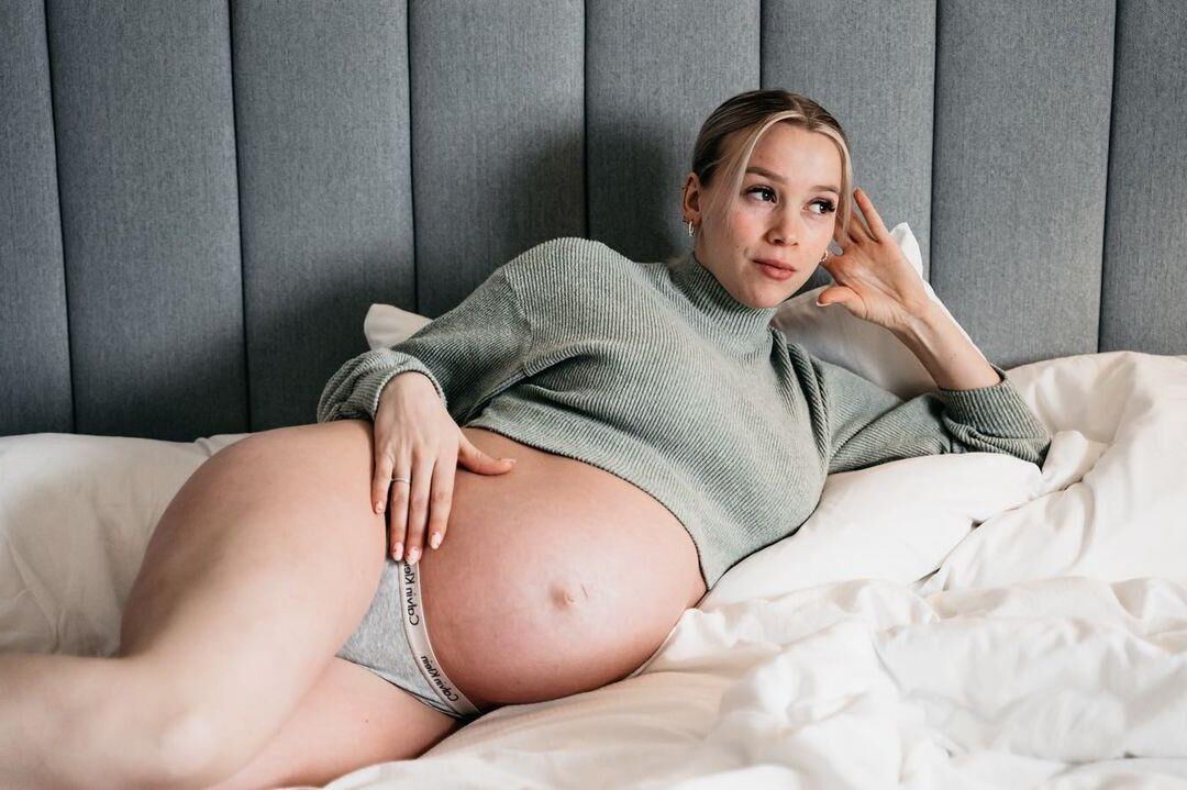 Perfection enceinte blonde.