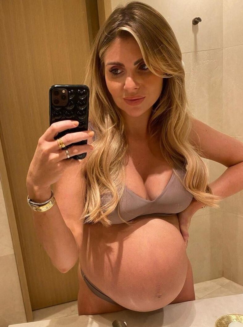 Perfection enceinte blonde.