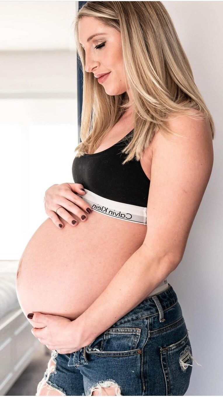 Perfection enceinte blonde.