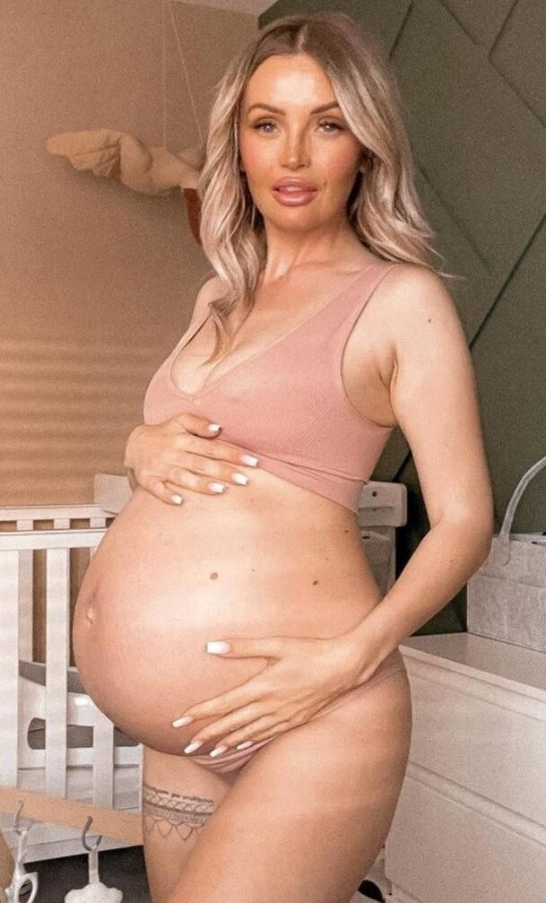 Perfection enceinte blonde.