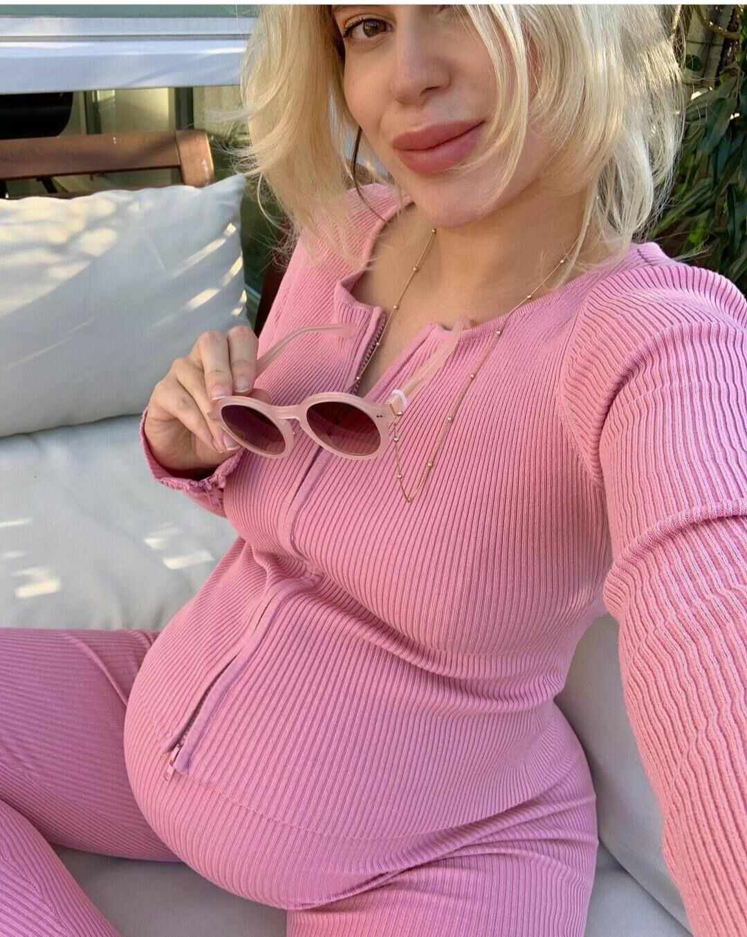 Perfection enceinte blonde.