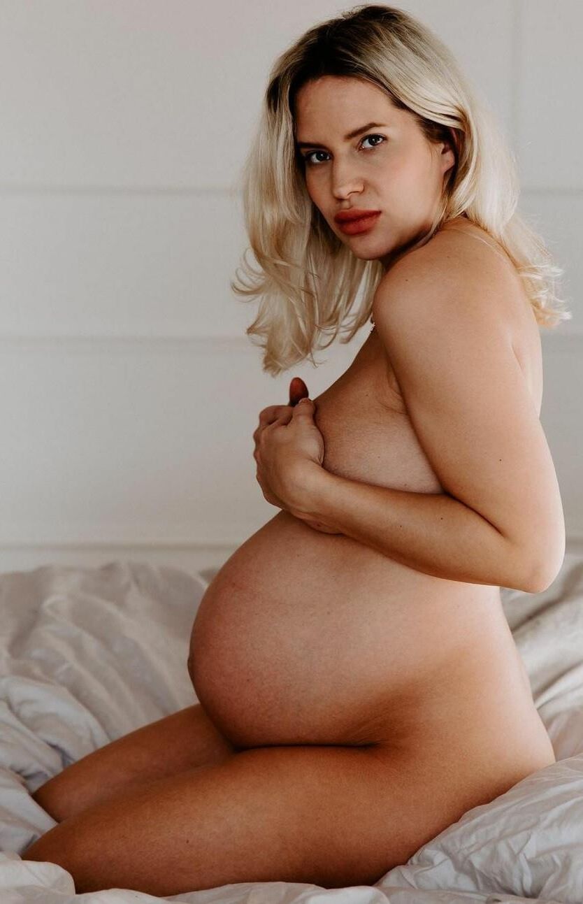 Perfection enceinte blonde.