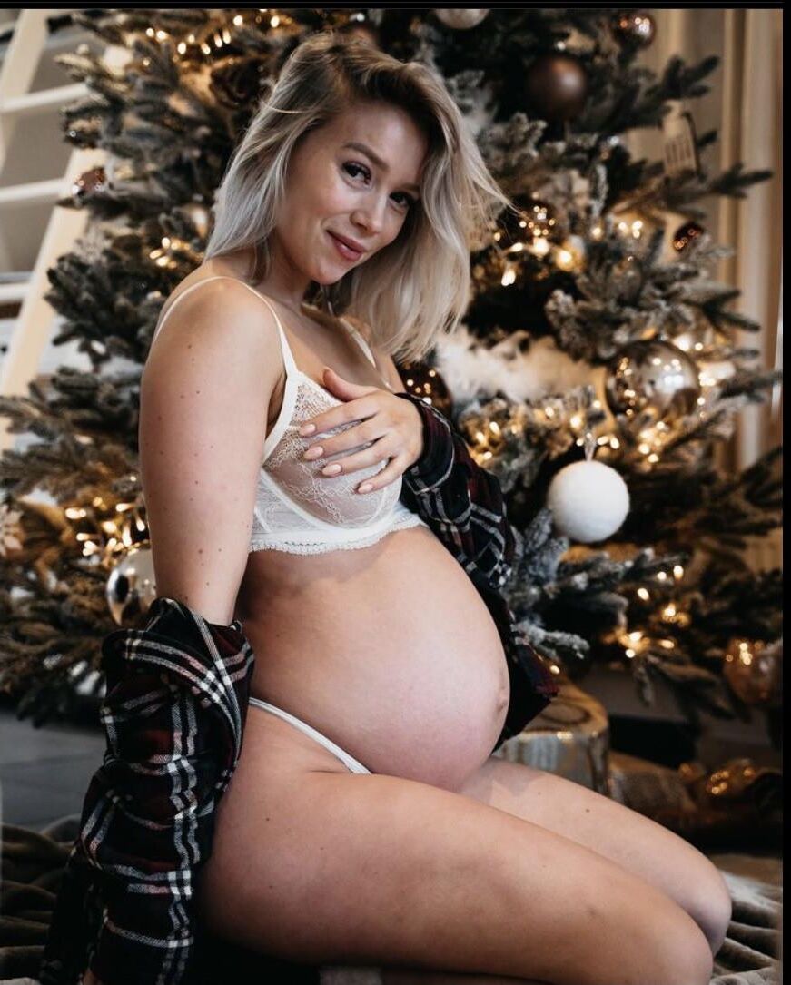 Perfection enceinte blonde.