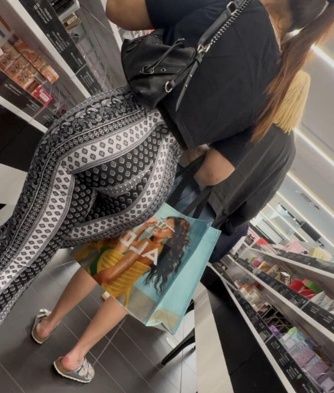Morena hermosa sincera con cola redonda en forma de corazón