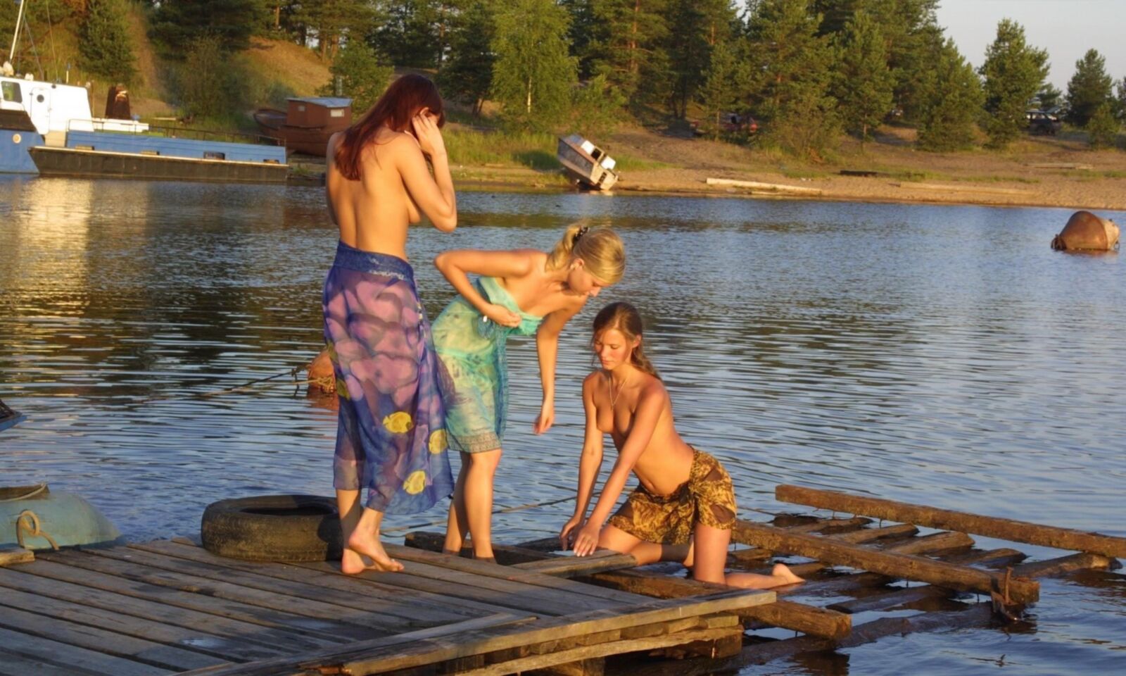 Filles nues sur le quai du bateau