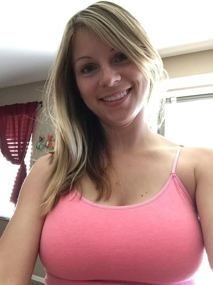 Milf aux gros seins, nous avons tous du sperme! 