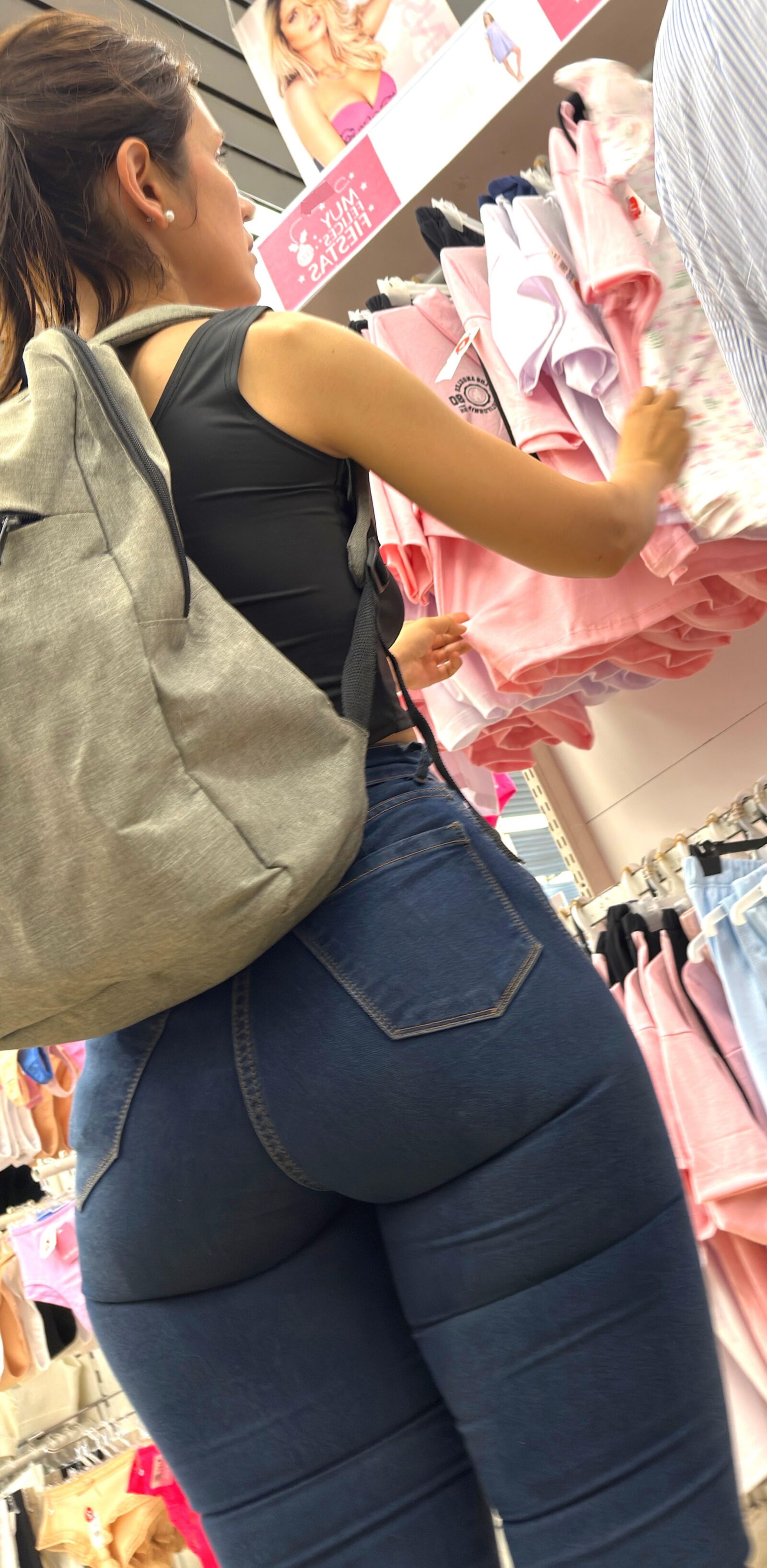 Candid bonita morena en jeans ajustados