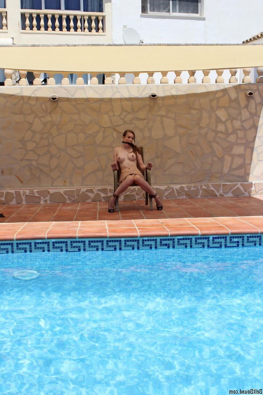 Silla de Cobie Lehey atada por la piscina