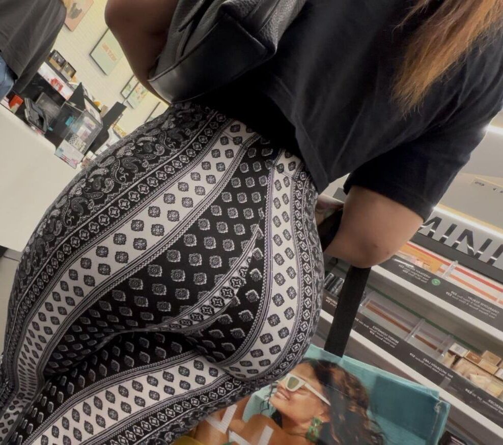 Morena hermosa sincera con cola redonda en forma de corazón