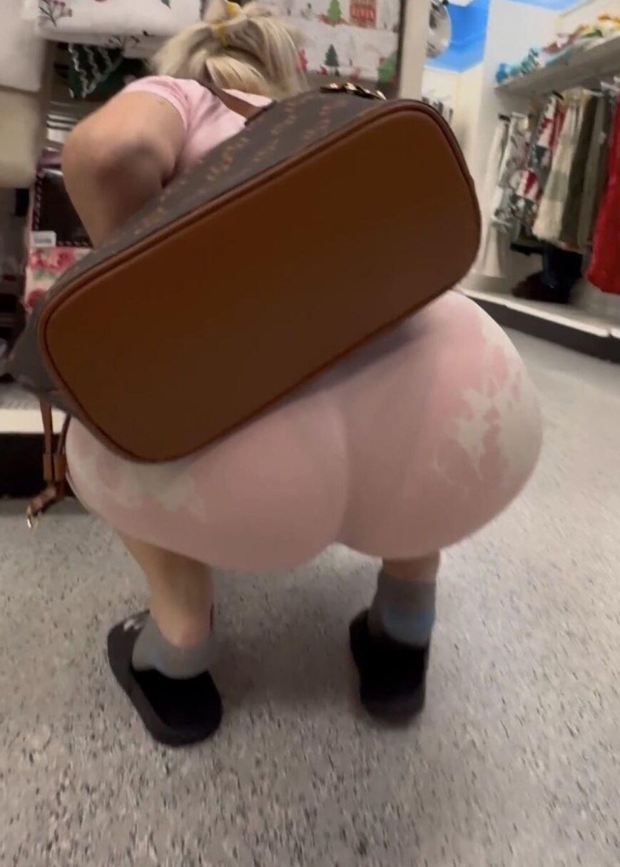 Rubia sincera en spandex muy apretado