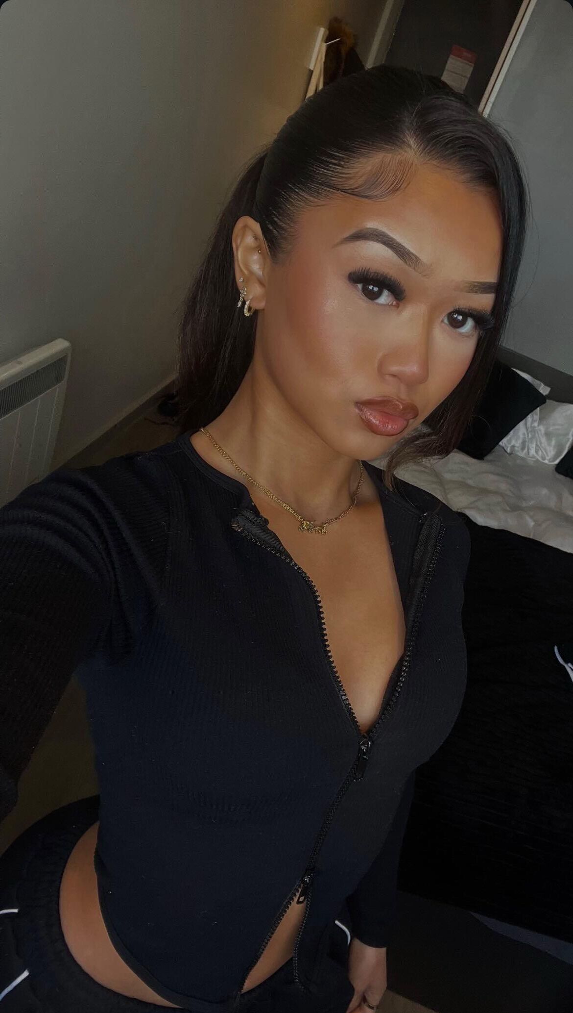 Salope adolescente asiatique Beth