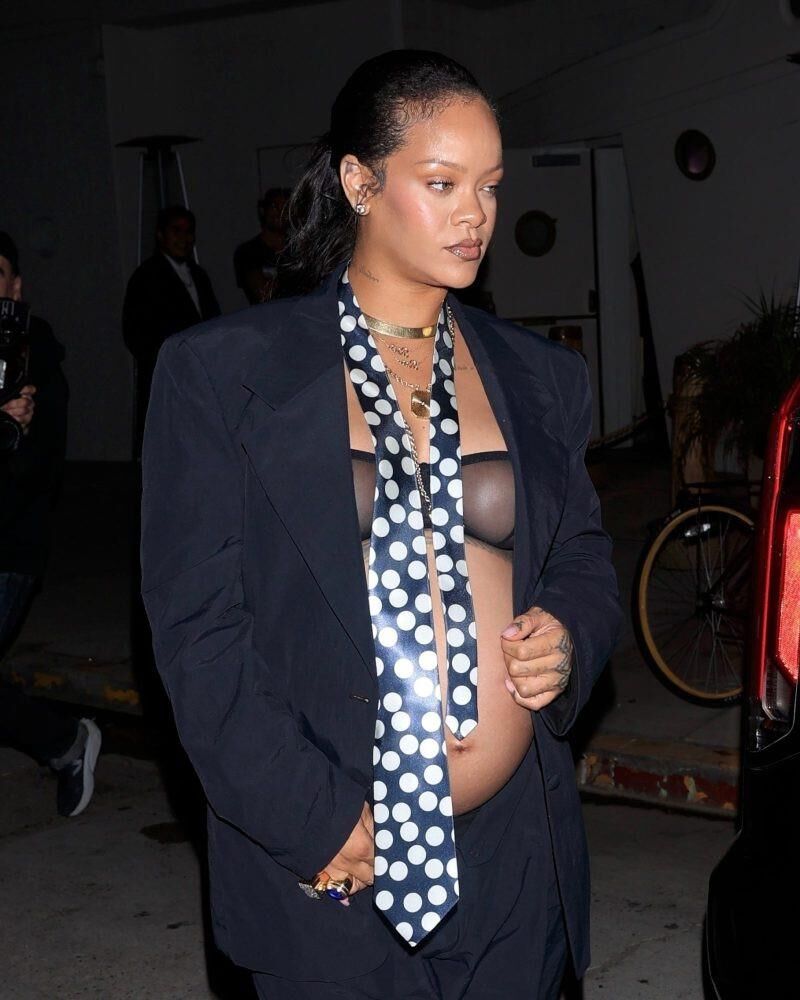 Rihanna grávida deixa um jantar noturno em Giorgio Baldi