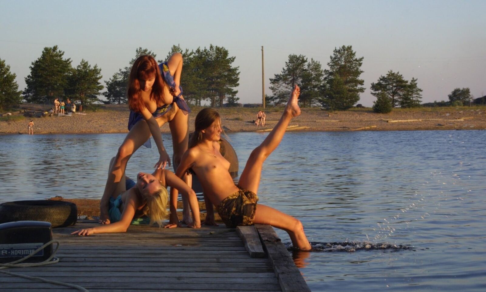 Filles nues sur le quai du bateau