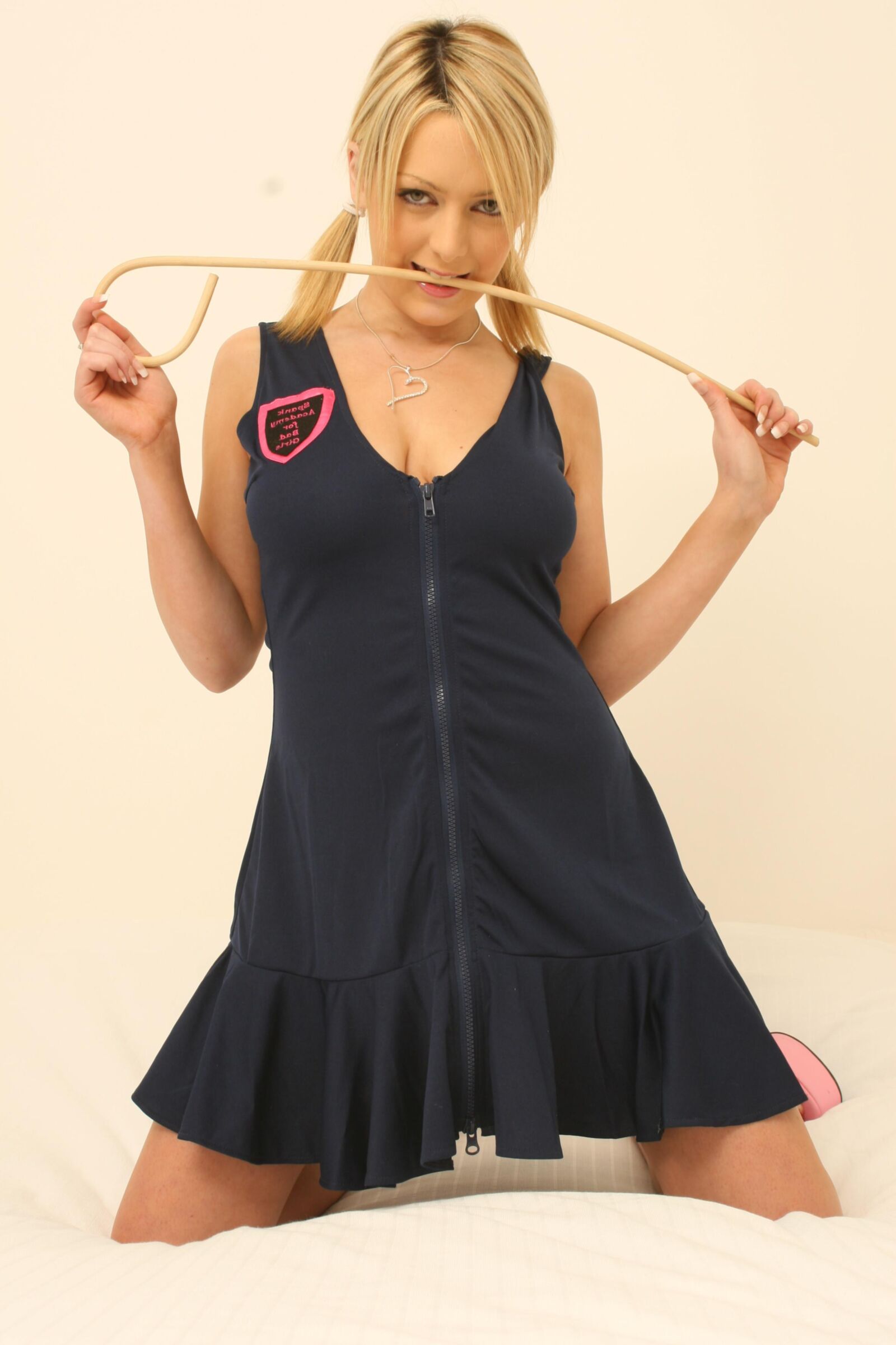 Jessica Cutie montre ses gros seins et suce un énorme gode