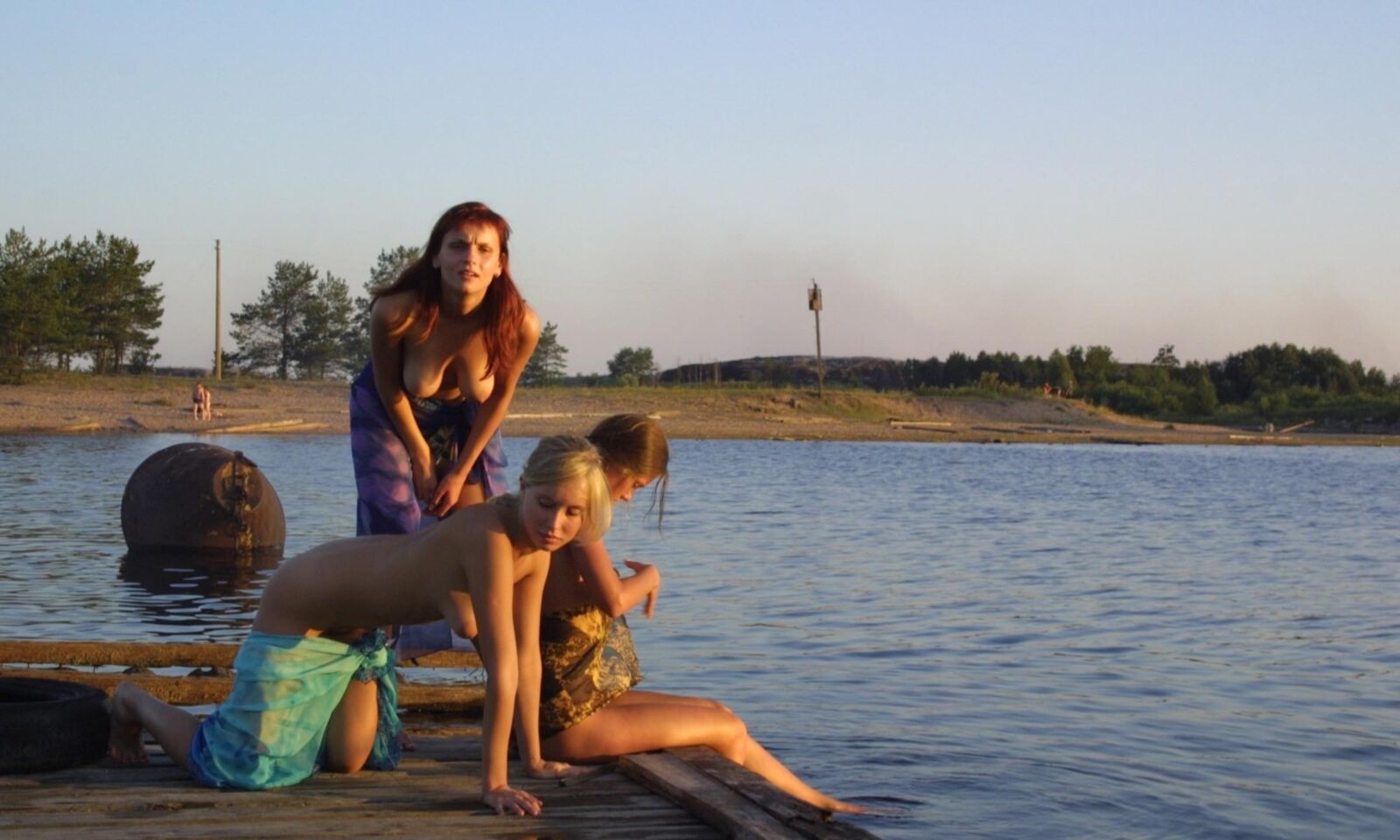 Filles nues sur le quai du bateau