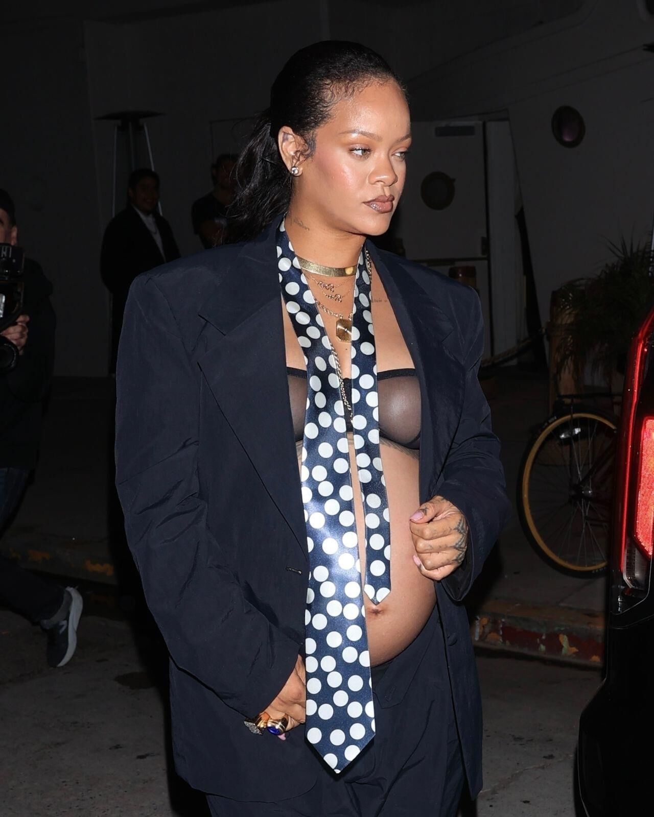 Rihanna grávida deixa um jantar noturno em Giorgio Baldi