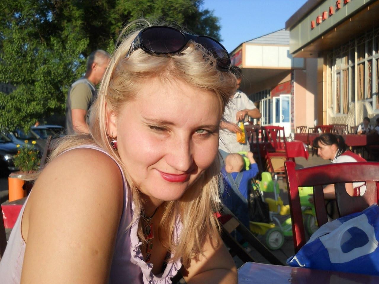 Blonde Russische Tatiana aus Skt Petersburg mit kleinen Titten