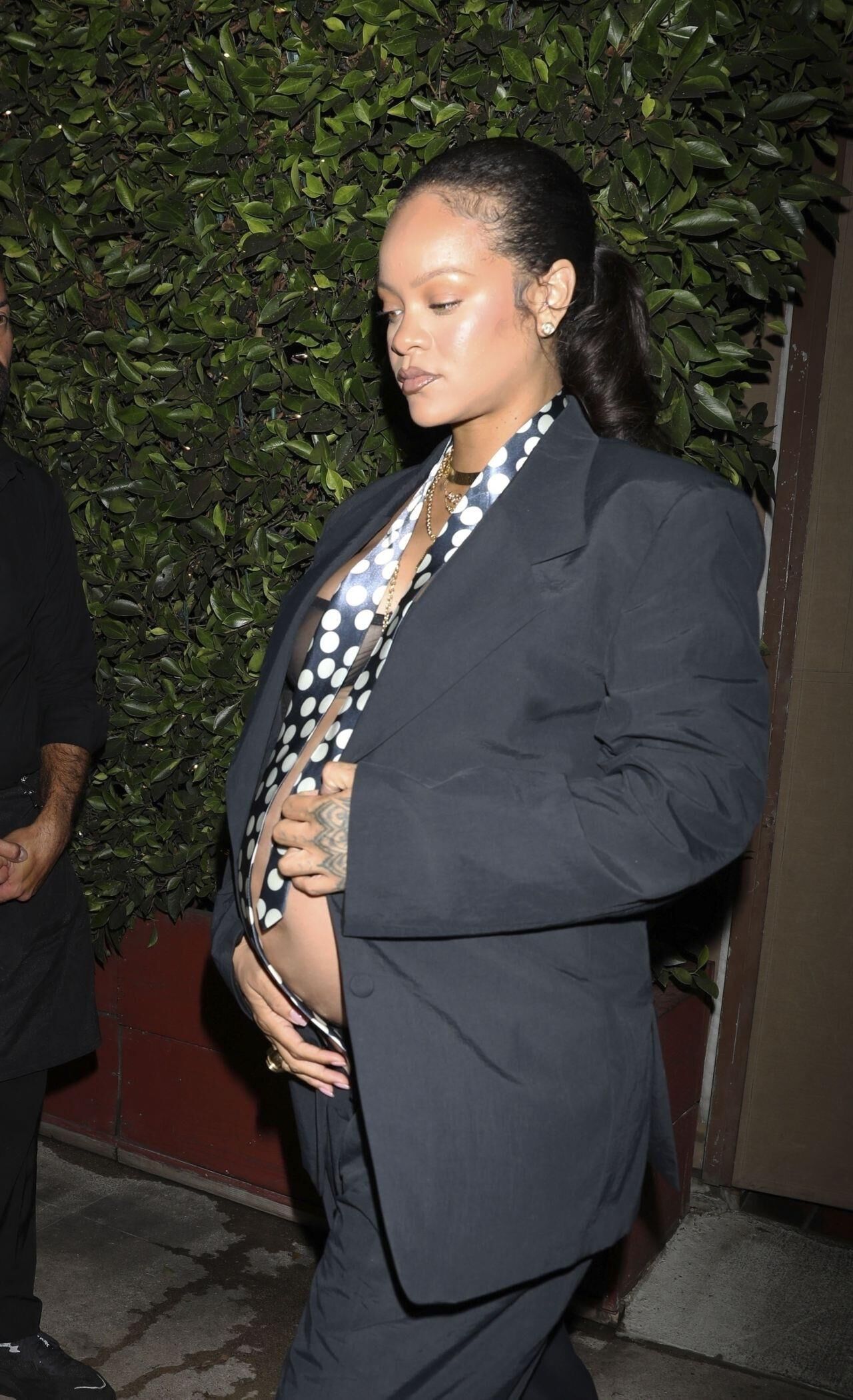 Rihanna grávida deixa um jantar noturno em Giorgio Baldi