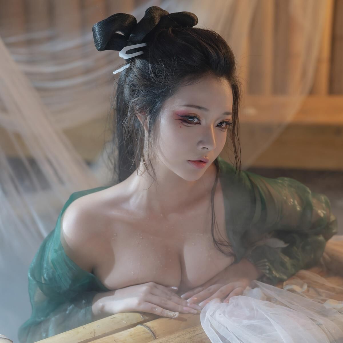 Yuuhui Fairy в туманном лесу