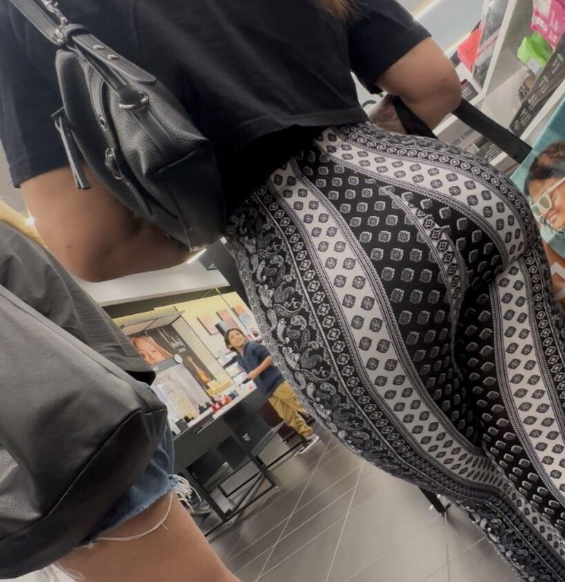 Morena hermosa sincera con cola redonda en forma de corazón