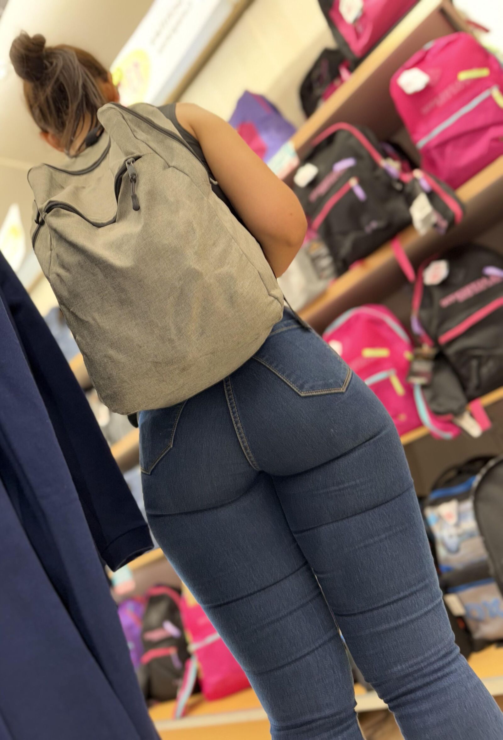 Candid bonita morena en jeans ajustados
