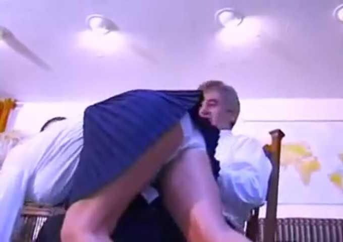 Humillación y castigo como colegialas maduras