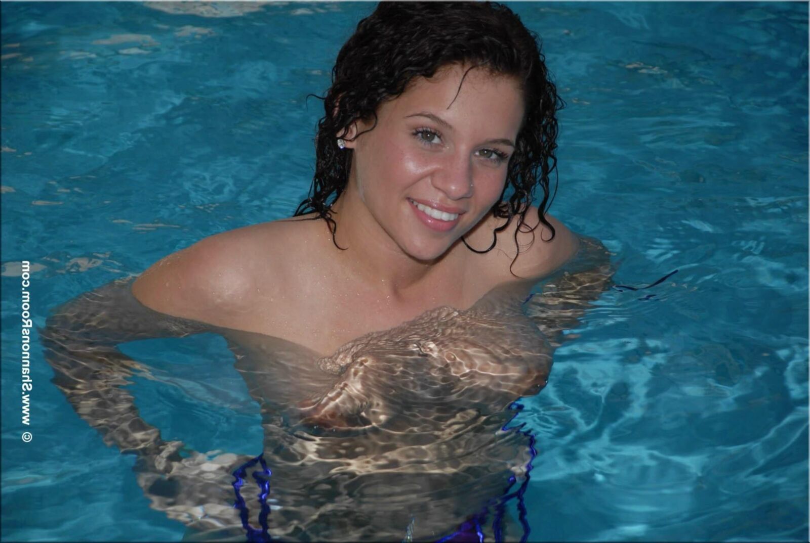 Ellie Busty Babe dans un bikini violet révélateur devient seins nus