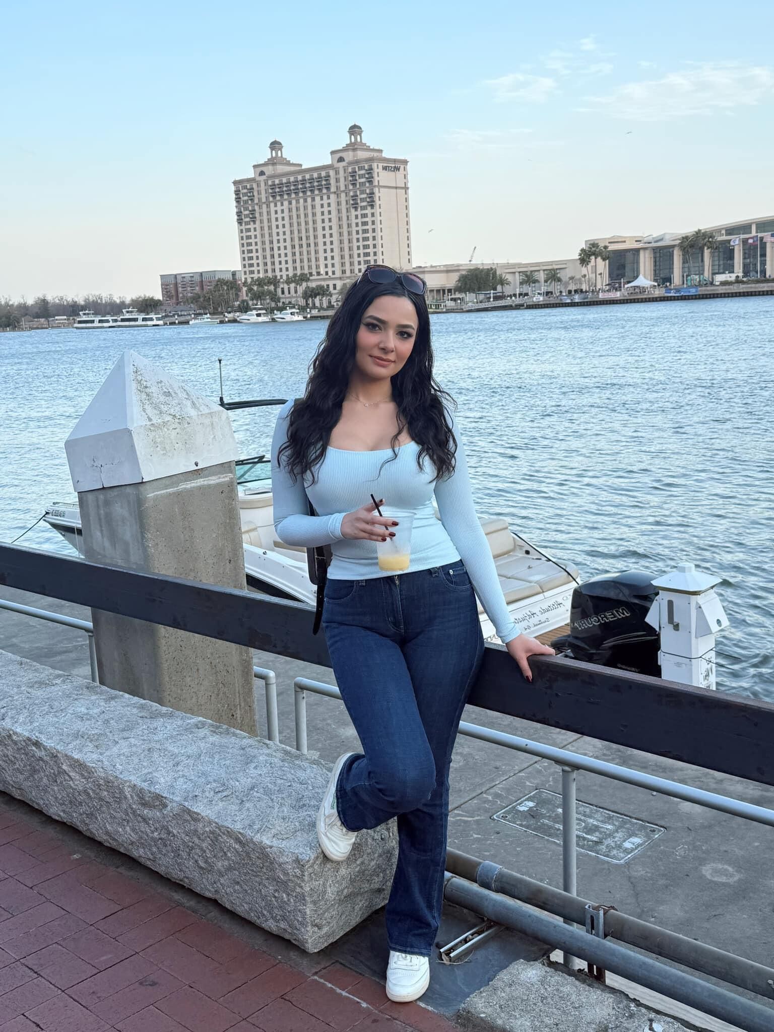 Amalzd sussurro queen, magnificamente peitos enormes, boca sexy
