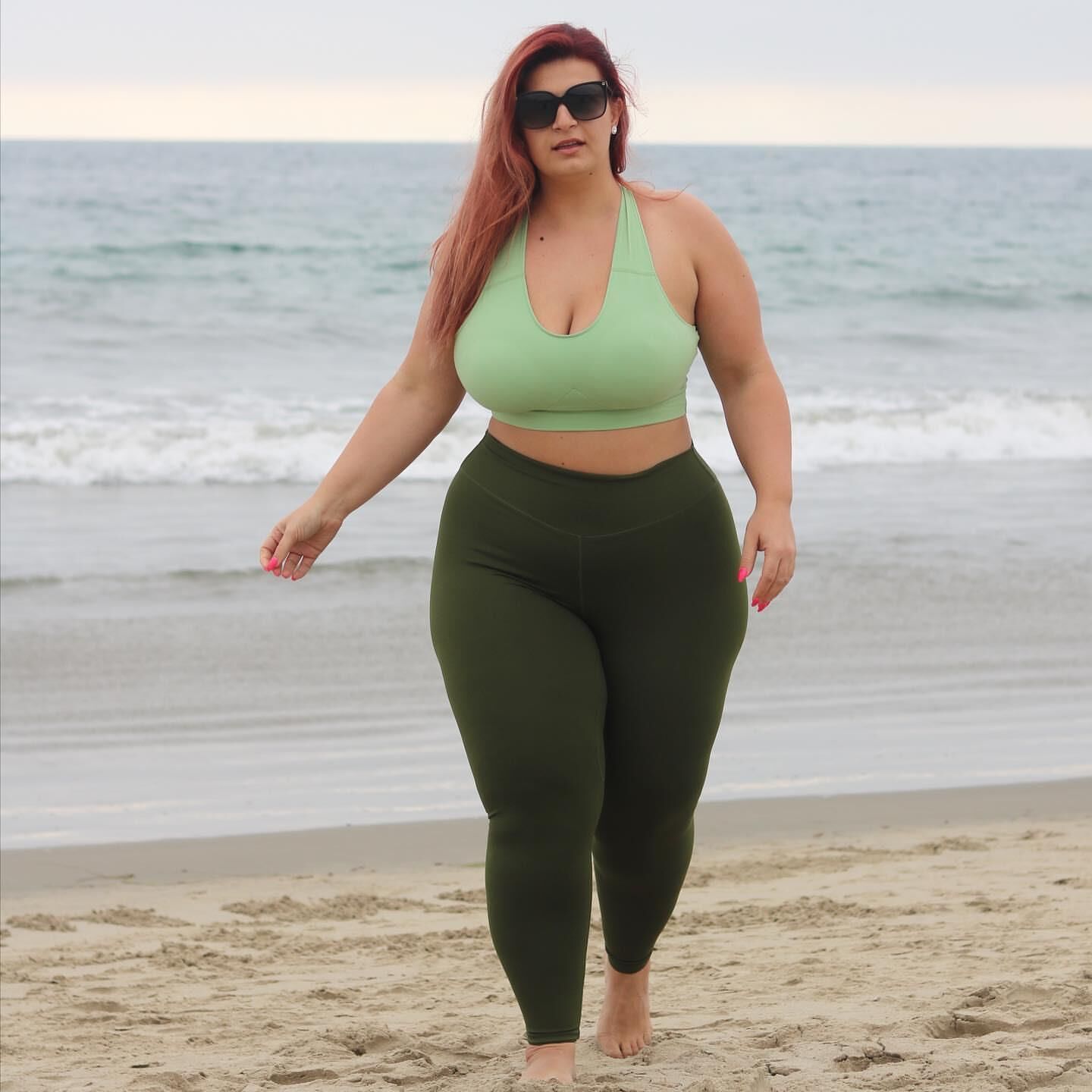 Ioana chira sexy grueso muslo cabeza roja