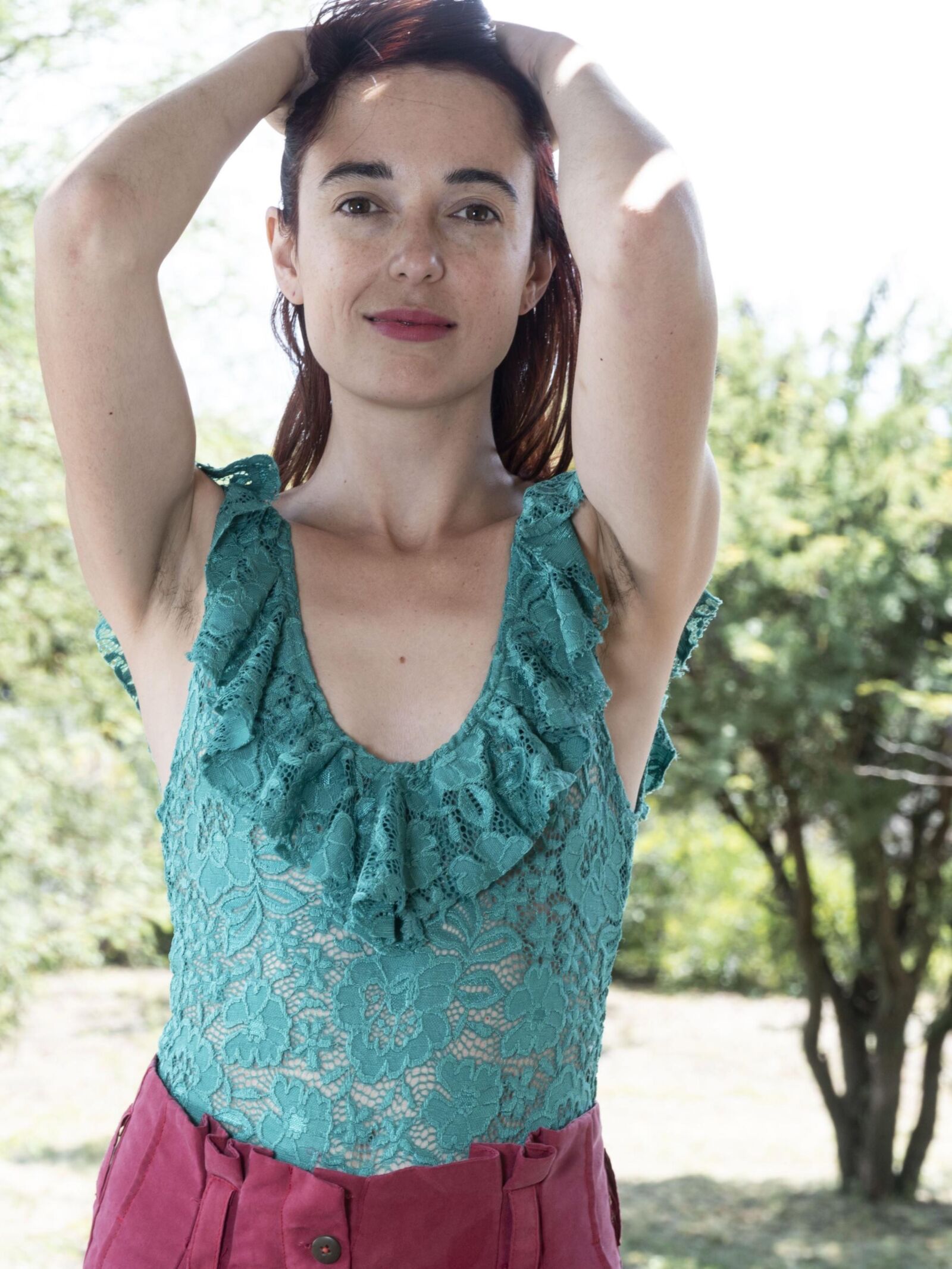 Anika desnuda en la cubierta trasera