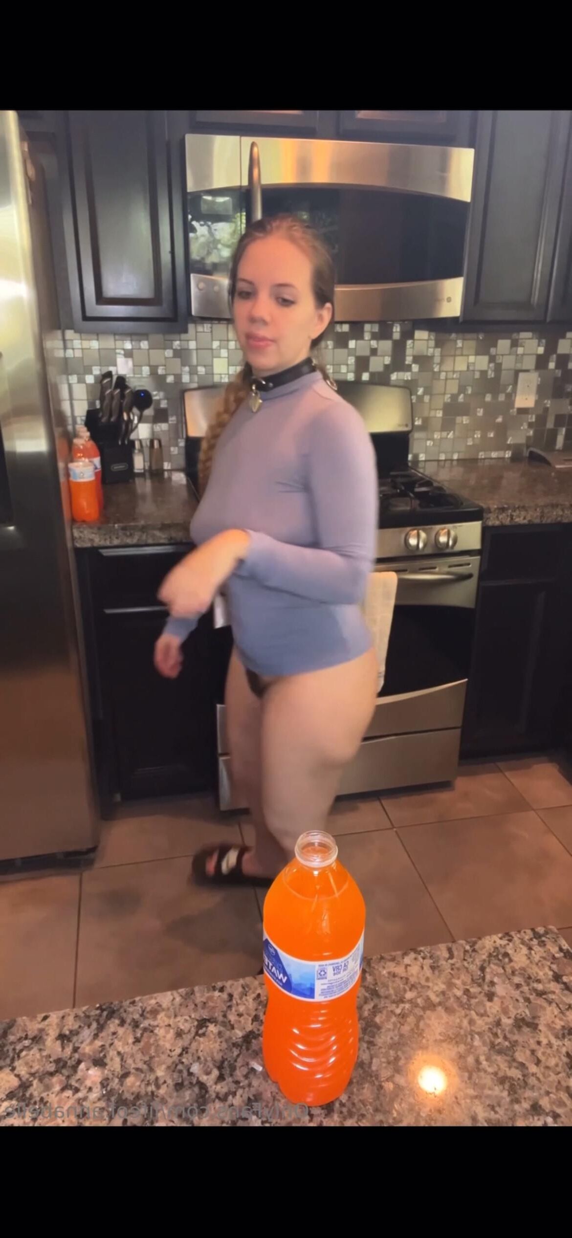 Bottomless Hot Blonde Babe mit einer haarigen Muschi in der Küche