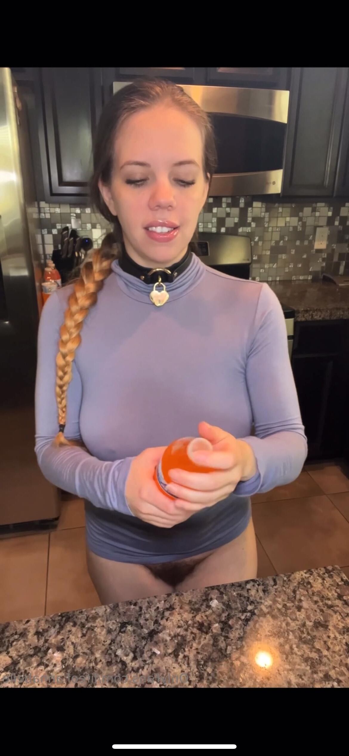 Bottomless Hot Blonde Babe mit einer haarigen Muschi in der Küche