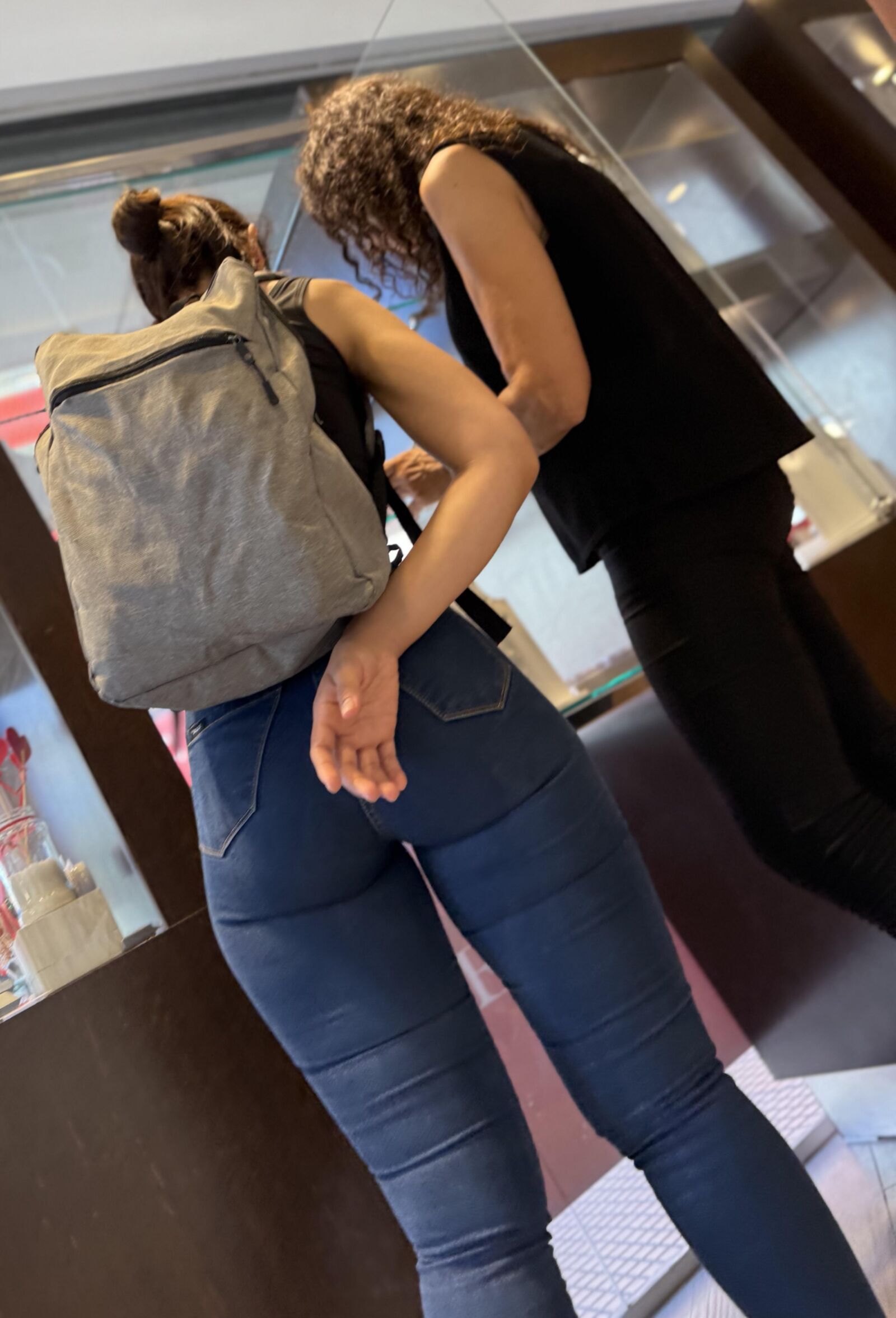 Candid bonita morena en jeans ajustados