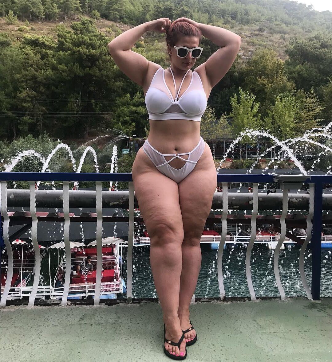 Ioana chira sexy grueso muslo cabeza roja