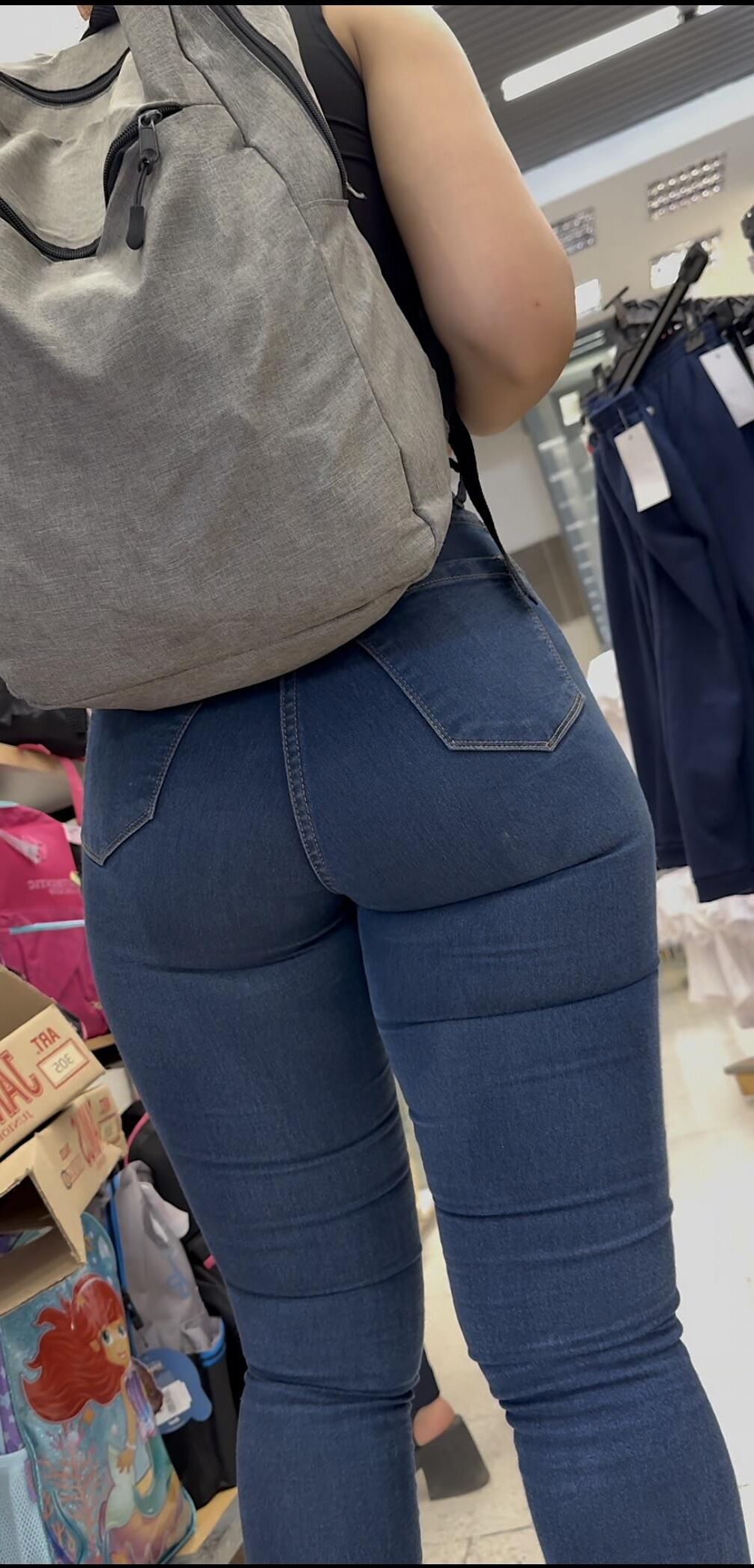 Candid bonita morena en jeans ajustados