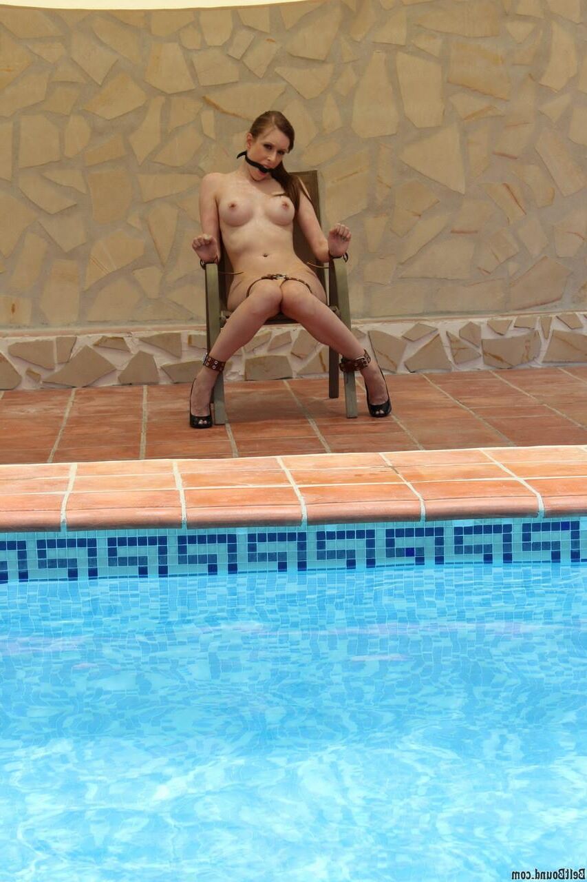 Silla de Cobie Lehey atada por la piscina