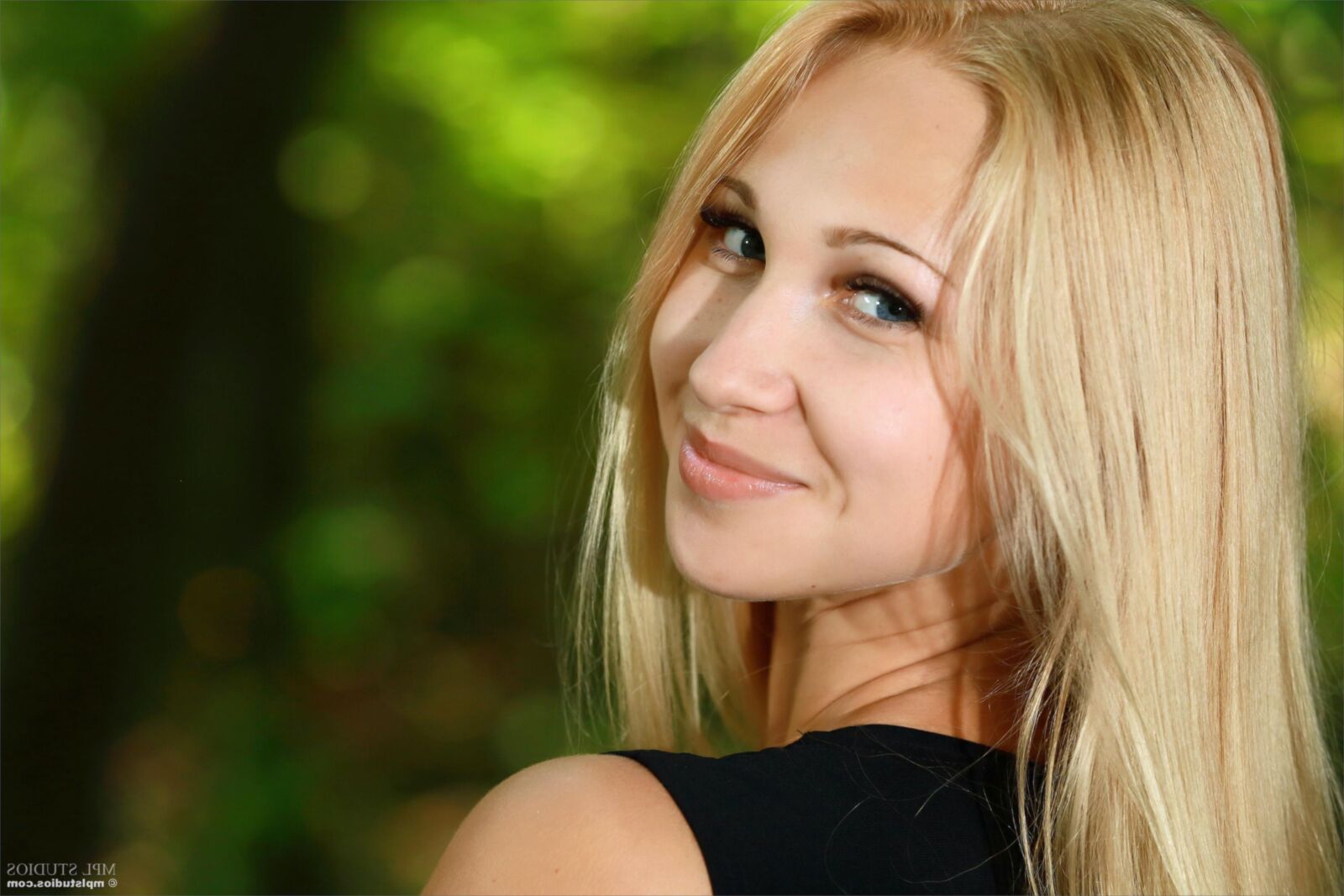 Belonika embrassant le vert